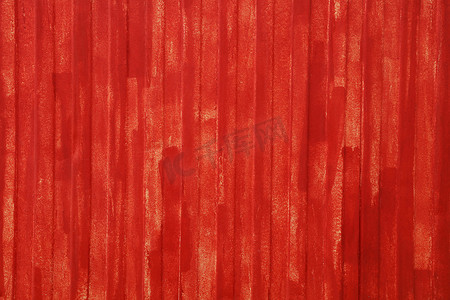 红漆不平整的金属墙面特写