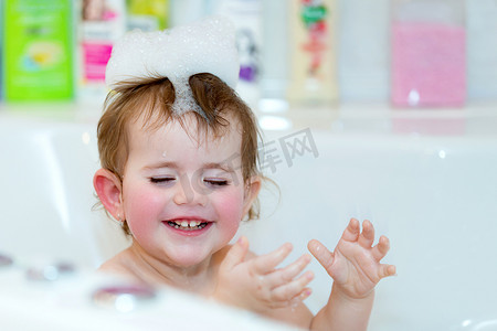 坐着的小女孩摄影照片_洗温泉浴的小女孩