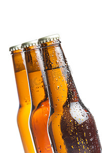 啤酒水滴摄影照片_三瓶带水滴的新鲜啤酒，隔离
