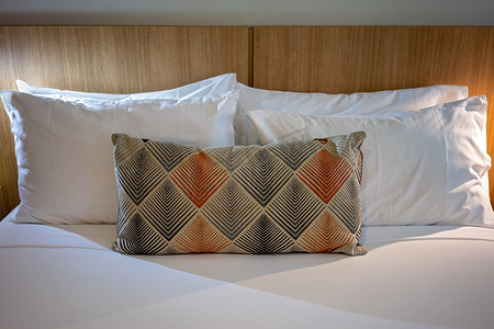 带堆叠和装饰枕头的酒店床