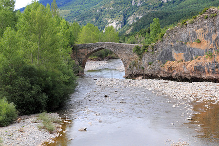 罗马式Hecho村的拱形石桥