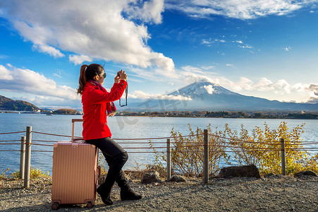富士山照片摄影照片_女人在富士山拍照。