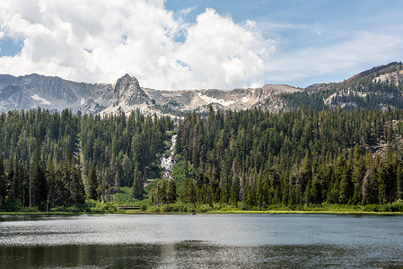 猛犸摄影照片_从加利福尼亚州猛犸湖的双子湖看双子瀑布和猛犸岩