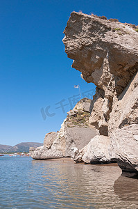 马基摄影照片_卡拉马基海滩上的岩石滑坡