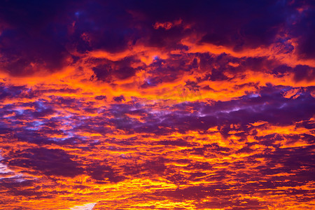 天空中燃烧的夕阳的颜色