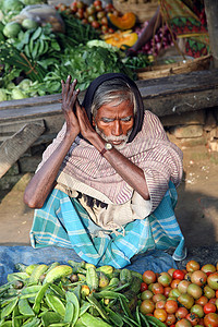 部落村民在 Sonakhali 为蔬菜讨价还价