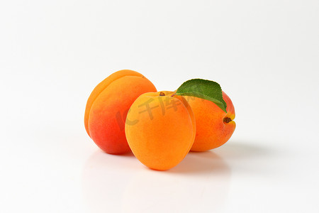 新鲜成熟的杏子