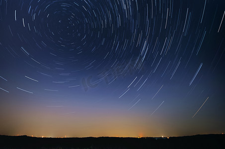 城市夜空中移动星星的星轨景观