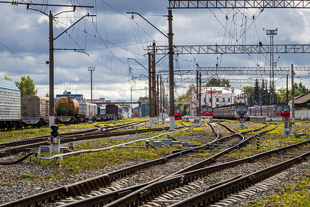 俄罗斯，卡卢加 — 2020年10月27日：带乘客的铁轨