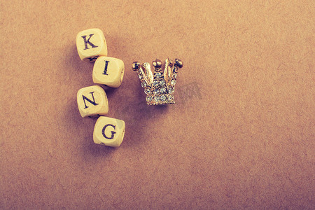 国王字样旁边的微型模型皇冠