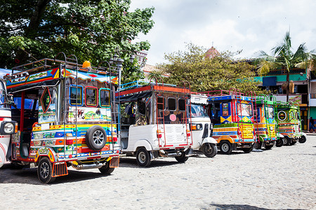 芝华摄影照片_在色彩缤纷的 Guatape 装饰成传统哥伦比亚芝华士的机动三轮车