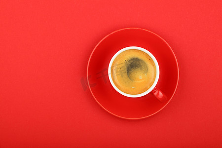 杯中一杯浓咖啡，红色碟子