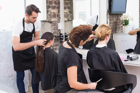 美发师为他们的客户工作