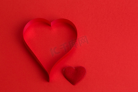 红色背景上的情人节纸心，情人节，情人节，明信片