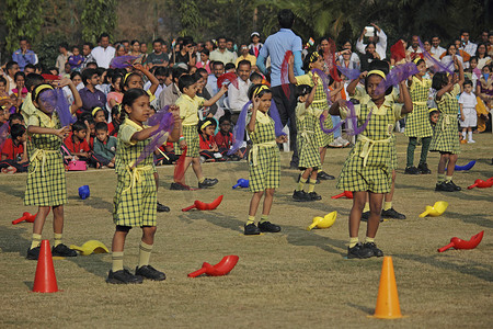 孩子们在学校操场上以主题跳舞