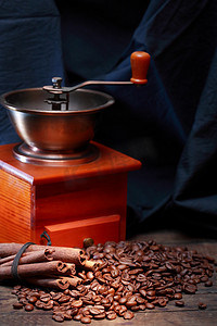 咖啡机和咖啡豆摄影照片_咖啡豆和肉桂
