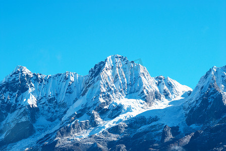 高山，白雪覆盖。