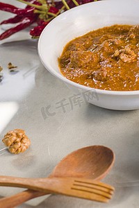 格鲁吉亚传统食品汤 Kharcho 或核桃酱配牛肉粉、干红辣椒、西红柿和其他成分。