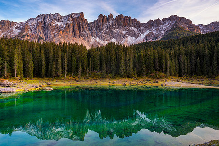 Carezza 湖 (Lago di Carezza, Karersee) 与拉特马尔山，博尔扎诺省，南蒂罗尔，意大利。 