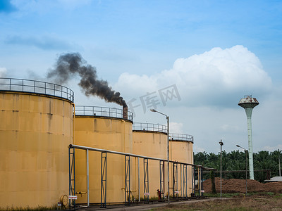 棕榈油精炼厂的金属油罐。