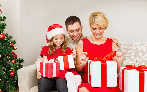 圣诞节打开礼盒摄影照片_幸福的一家人打开礼盒