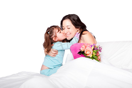孩子在床上给妈妈送花和亲吻