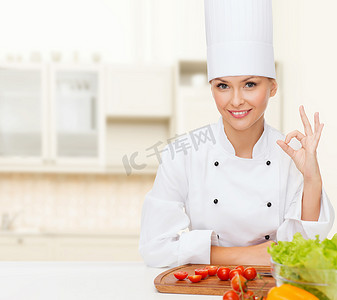 蔬菜显示 ok 标志的女厨师