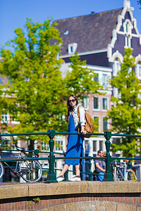 旅游杂志摄影照片_年轻的白人女孩在荷兰阿姆斯特丹享受欧洲假期