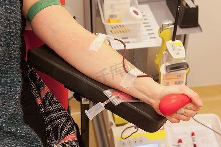 抓扶手摄影照片_坐在扶手椅上的捐赠者献血