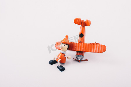 飞机、子弹和木制匹诺曹玩偶