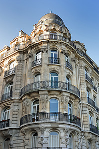 高大的巴黎街头房屋