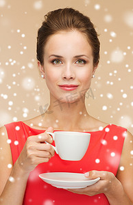 端咖啡的女人摄影照片_穿着红色连衣裙、端着咖啡微笑的女人