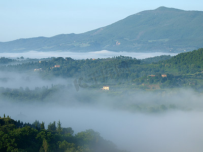 托斯卡纳雾蒙蒙的早晨的绝妙风景