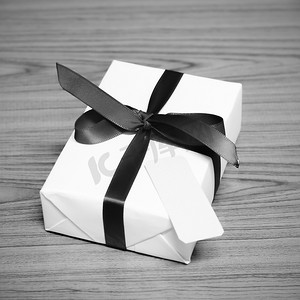 礼品盒和带标签的丝带黑白色调风格