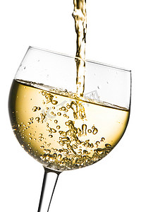 白葡萄酒倒入倾斜的玻璃杯中，留有文字空间