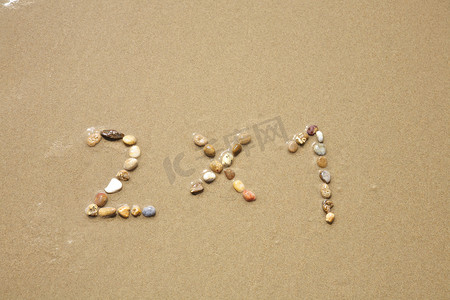 地球宣传摄影照片_沙滩上的二合一石头