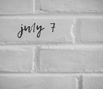 7 月 7 日写在白砖墙上