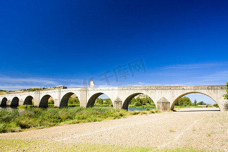 巴达茶树王摄影照片_西班牙埃斯特雷马杜拉巴达霍斯省麦德林的桥梁