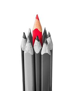 黑白铅笔围拢的红色铅笔