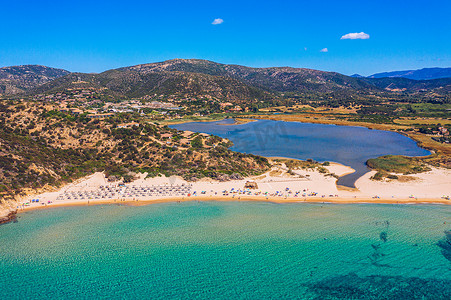 Chia，撒丁岛，意大利美妙的海滩的全景。
