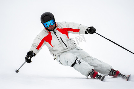 滑雪者摄影照片_山坡上的滑雪者