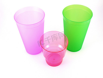 绿色和粉色杯子