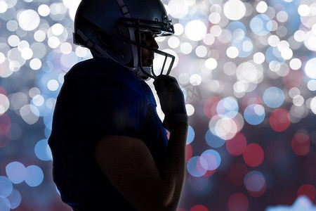 美国剪影摄影照片_剪影美式足球运动员戴头盔侧视图的合成图像