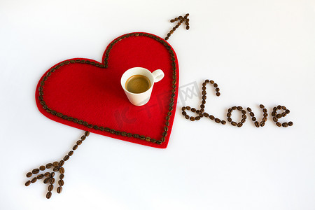 红毡心上的一杯咖啡，上面有箭和爱