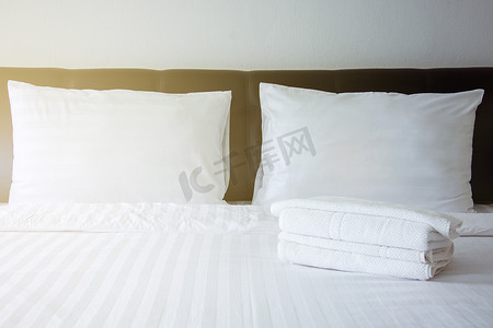 卧室 wi 床上的白色枕头、白色毯子和白色毛巾