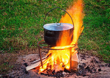 火上有一个锅，用来煮食物。