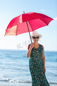 老人合影摄影照片_拿着雨伞合影的高级女人