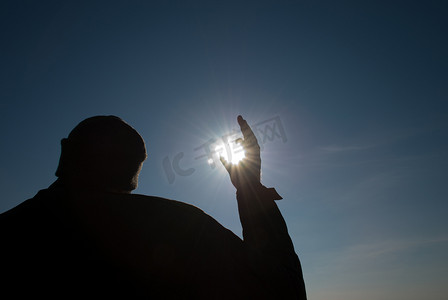 男人手里拿着太阳，顶着天空