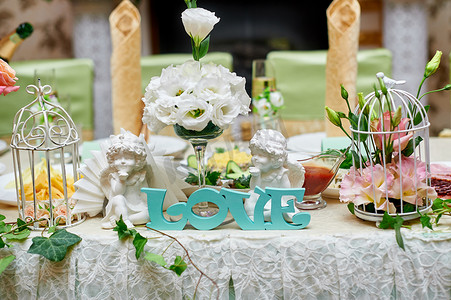 桌子鲜花摄影照片_餐厅桌子上美丽的鲜花婚礼装饰