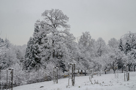 Bankya 冬季公园雪树和儿童角落的壮丽景色